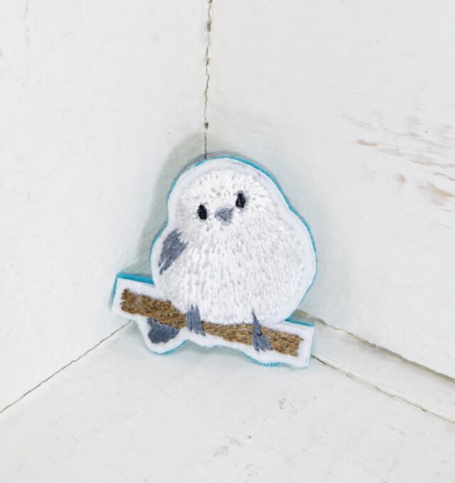 シマエナガちゃん(小)*刺繍ブローチの画像1枚目