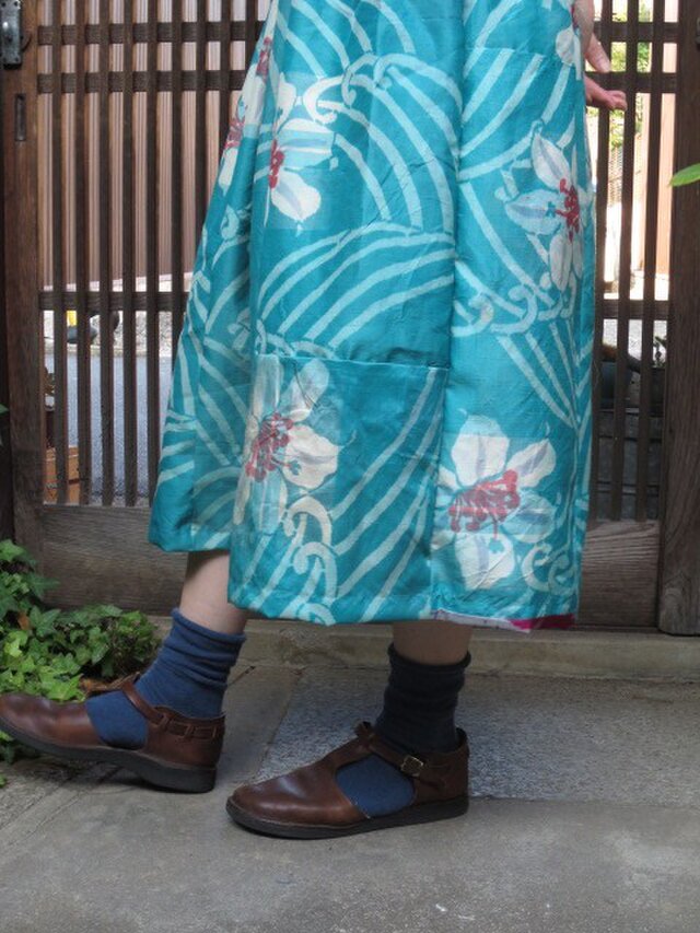 銘仙リメイク☆青緑に白百合と流水♪裾にチラリとボルドー♪75㎝丈