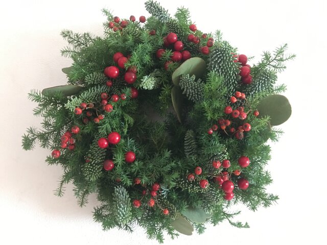 赤い実のクリスマスリースの画像1枚目