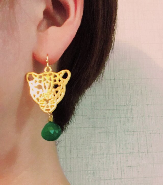 Leopard ピアス(イヤリング) 豹 ゴールドカラー グリーンオニキス (天然石)の画像1枚目