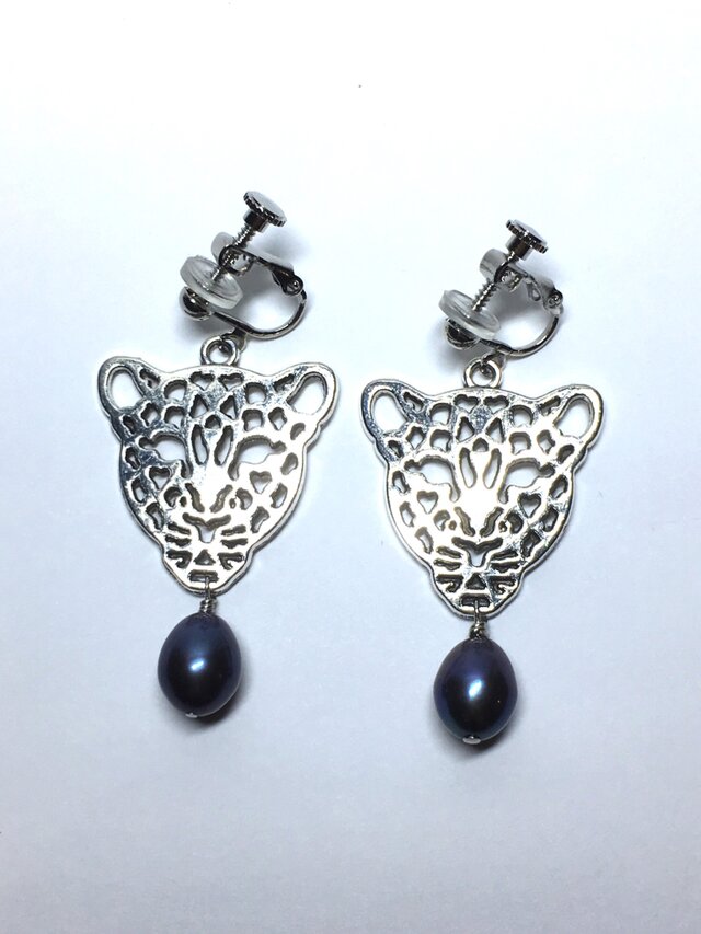 Leopard イヤリング (ピアス) シルバーカラー 豹 淡水パール ブラックの画像1枚目