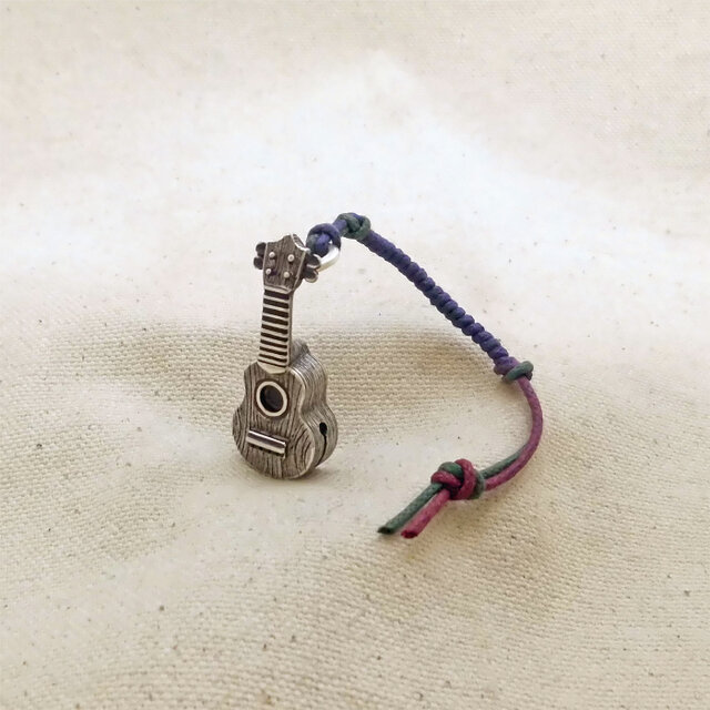 銀製の鈴『ウクレレ♪』(シルバー925) 縁起物・お守り・魔除け