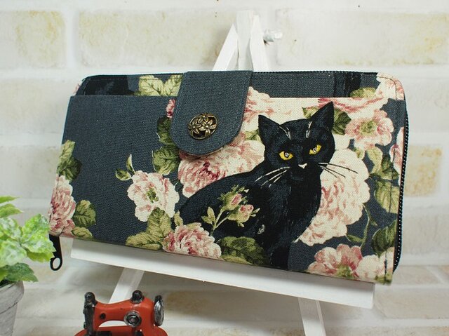 黒猫と薔薇とちょっとビーズの長財布 | iichi 日々の暮らしを心地よく