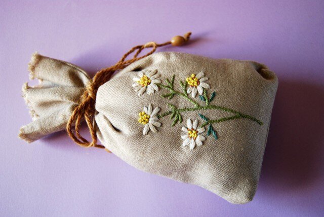 リネンのハーブ刺繍のサシェ〈カモミール〉の画像1枚目