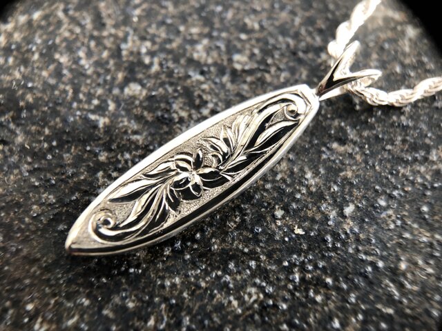 Hawaiian surfboad pendant "プルメリアとスクロールの彫りが入ったサーフボード”の画像1枚目