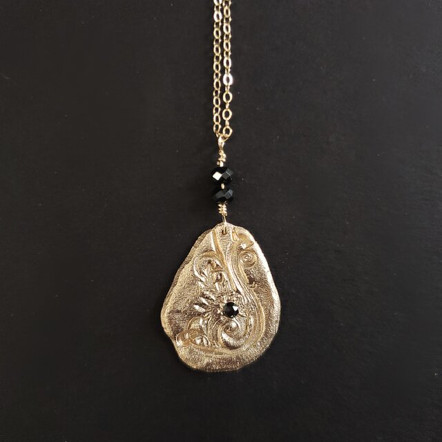 Asymmetric textured black diamond statement necklaceの画像1枚目