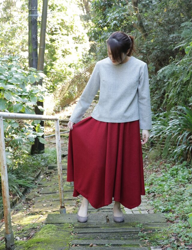 圧縮ウールの赤色フレアスカート | iichi ハンドメイド・クラフト作品・手仕事品の通販