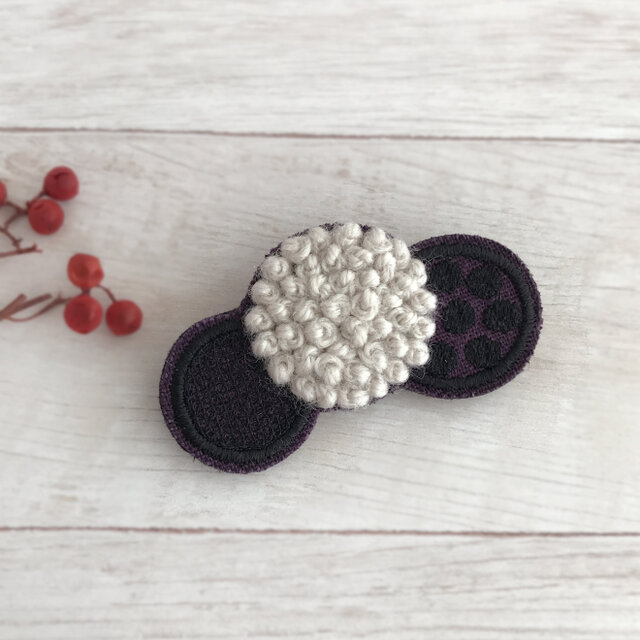 ふわもこ刺繍ドットブローチ(パープル)【受注生産】の画像1枚目