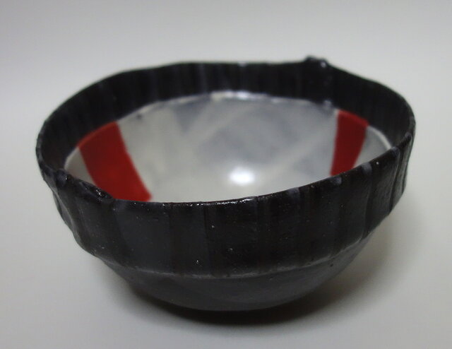 赤い面のある器の画像1枚目