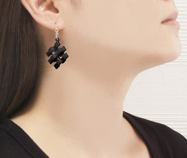 cube・黒・ピアス | iichi 日々の暮らしを心地よくするハンドメイドや