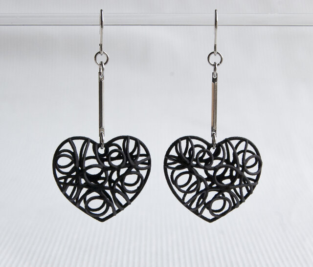 ハート・黒・ピアス | iichi 日々の暮らしを心地よくするハンドメイド