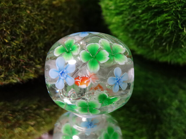 【当店限定販売】 四つ葉のクローバーとブルースター、金魚のとんぼ玉（ガラス玉 工芸品