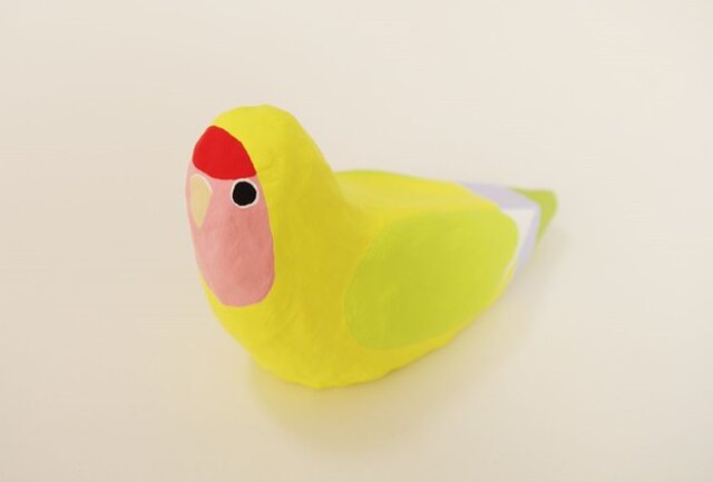 コザクラインコの張り子 イエロー 置物の画像1枚目