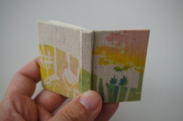 型染め豆本「春の丘」の画像1枚目