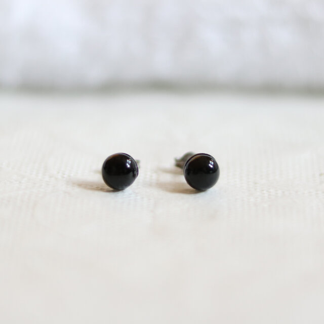 【再販】ブラックオニキスのスタッドピアス(6mm・サージカルステンレス)の画像1枚目