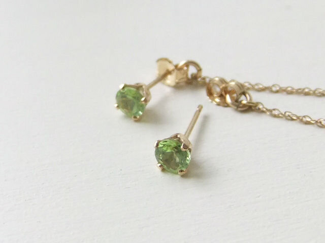 ペリドットバックキャッチピアス(14kgf)の画像1枚目