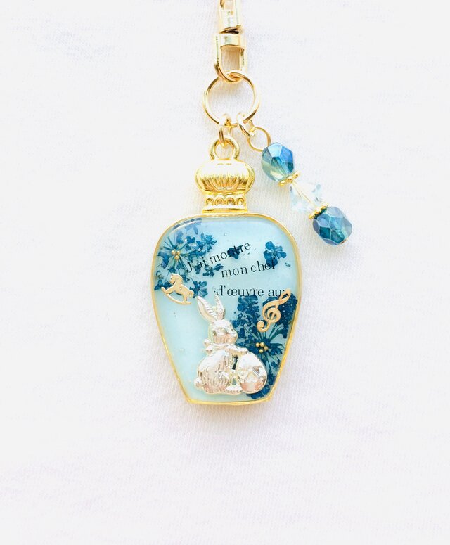 香水瓶キーホルダー ｳｻｷﾞ（青い想い出）