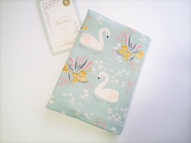 (イギリスコットン)湖に佇む白鳥さん・・・ブックカバー(文庫本用)の画像1枚目