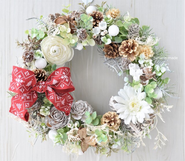 ウィンターホワイト 白い花のリース：クリスマス リボン 木の実