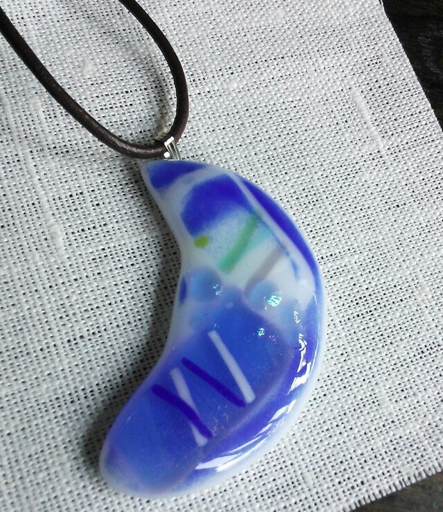 三日月型のネックレス(ブルー)大