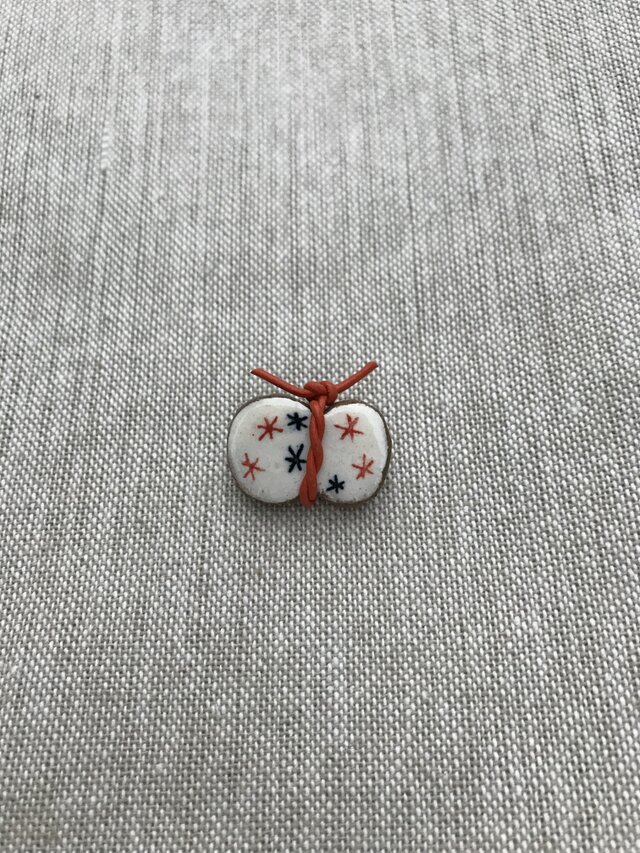 小さいちょうちょのブローチ(オレンジ色)の画像1枚目