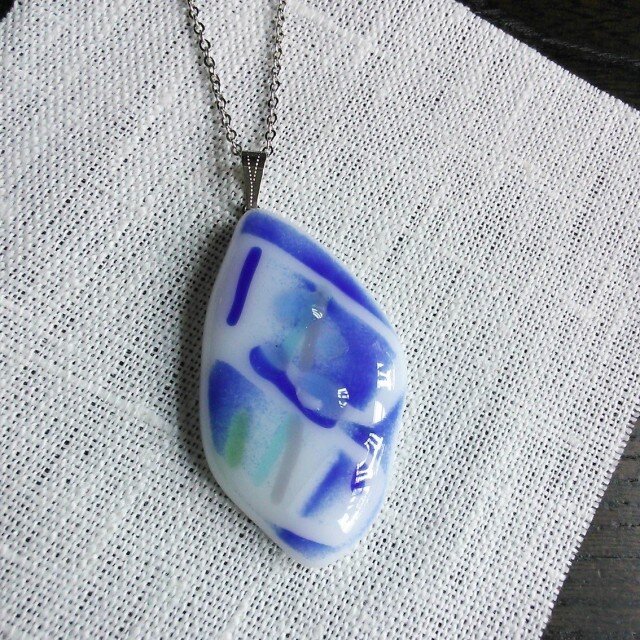 リーフ型のネックレス(ブルー)