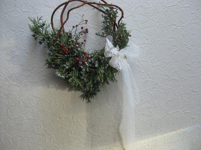 ジュニパーベリーと野バラの実のwreathの画像1枚目