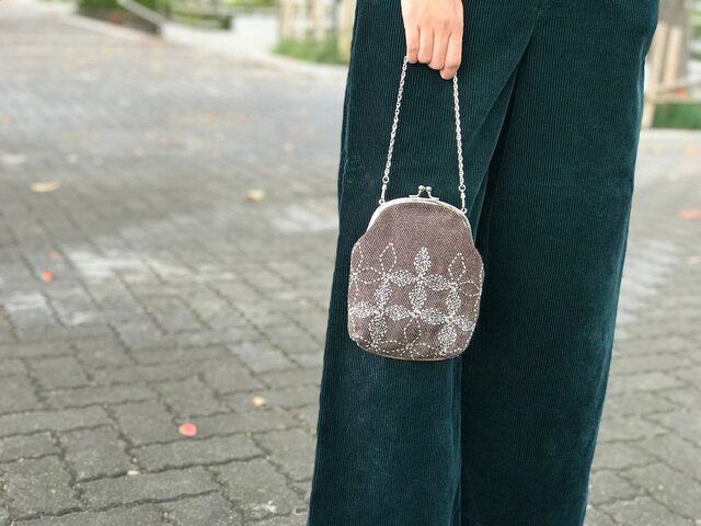 *SALE*「銀の華咲くツイードがま口」持ち手チェーン付の画像1枚目