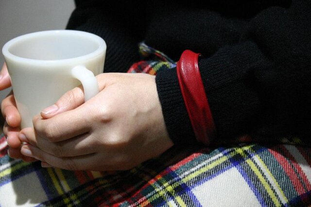 手染め革バングル 赤 | iichi 日々の暮らしを心地よくするハンドメイド