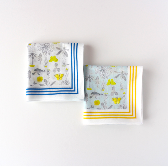 手刺繍入りハンカチ ・meadow flowers/ 水色地×イエローラインの画像1枚目