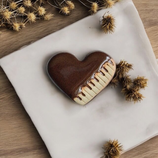 陶ブローチ ハートなピアノ