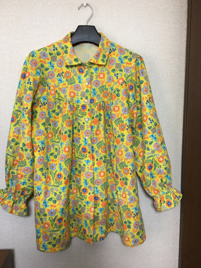 黄色花柄ブラウスの画像1枚目