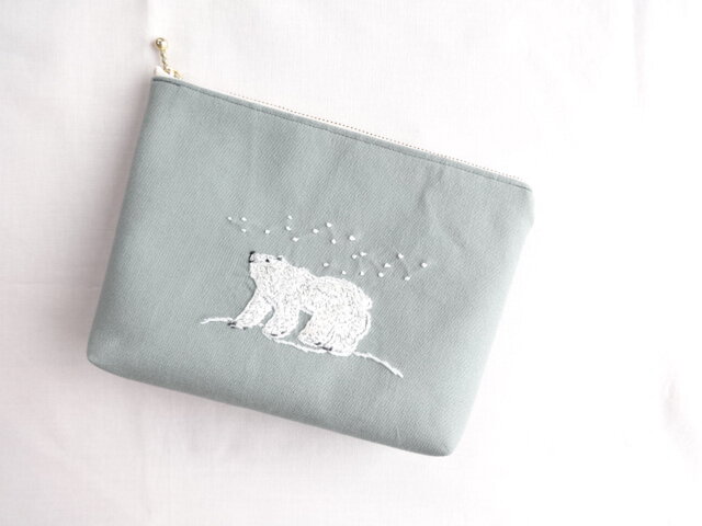 しろくま 手刺繍ポーチ(雪降り)の画像1枚目