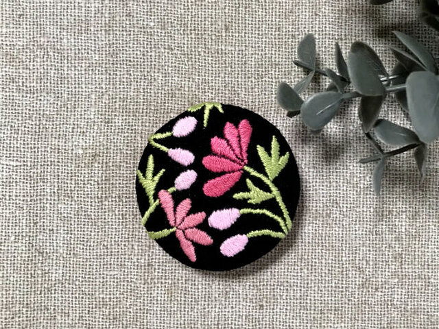 手刺繍ブローチ*桃色の花(黒)の画像1枚目