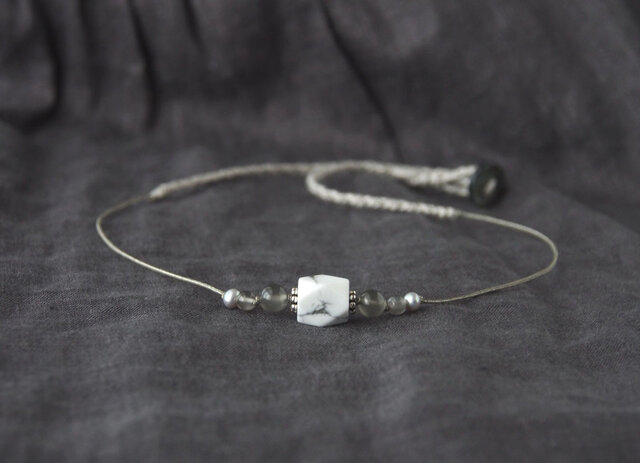 White-Gray Short Necklace(ハウライト×ムーンストーン)の画像1枚目