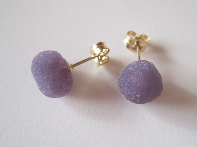 グレープカルセドニーの原石ピアス /Indonesia 14kgf | iichi