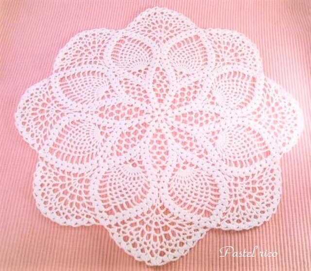 パイナップル模様の白いドイリー①の画像1枚目