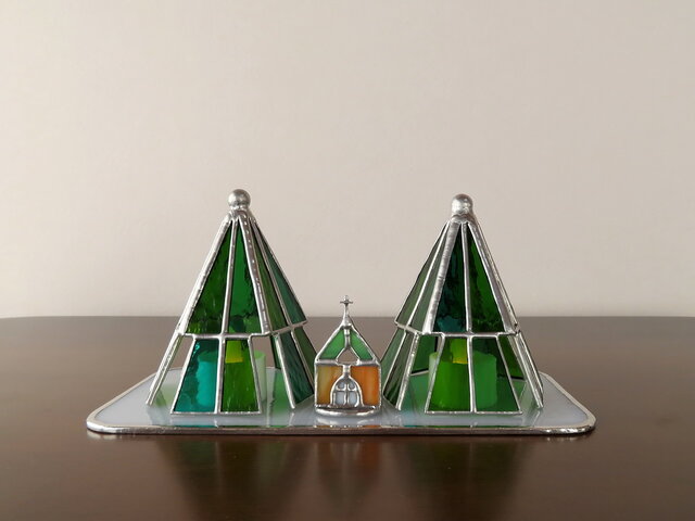 モミの木のランプと教会（ステンドグラス）ホワイト・クリスマス