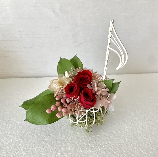 音符のフラワーアレンジメント 赤いバラ プリザーブドフラワー