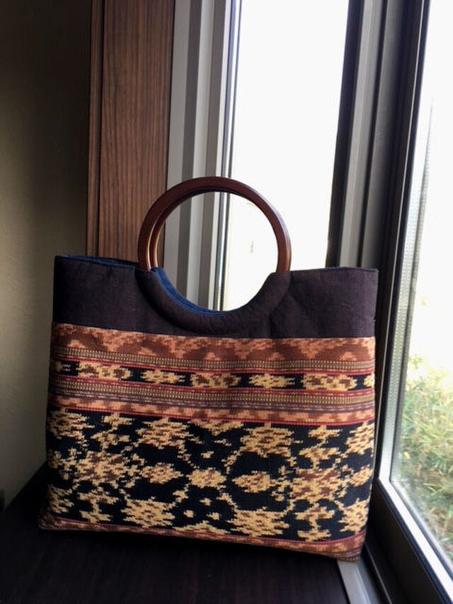 イカットCの手提げ　丸い木の手