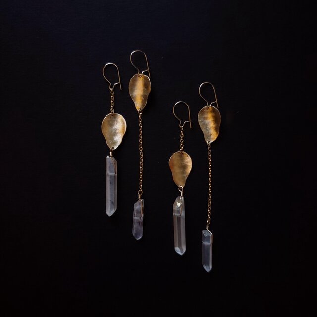 Drop quartz asymmetric earringsの画像1枚目