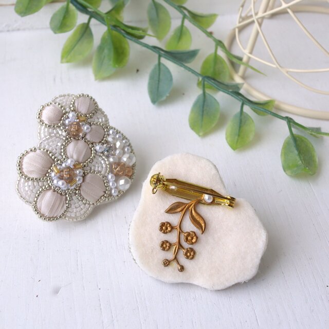 ビジュー×パール×リボンのお花、オートクチュール刺繍のブローチ、リナ