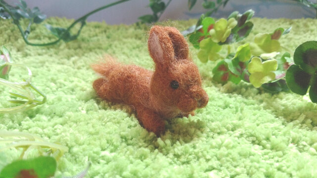 羊毛うさぎ*Sサイズ*横座り*ブラウンの画像1枚目
