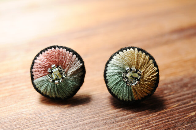 <Stella~遊び好きの星~>刺繍イヤリング◎ヴィンテージカラーの画像1枚目
