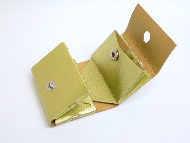 組み立てコンパクト三つ折り財布 革製 ゴールドの画像1枚目