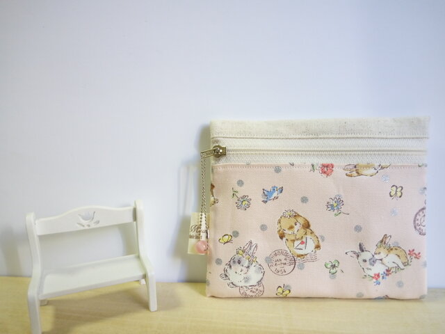優しいタッチのうさぎさん*ティッシュケース付きポーチの画像1枚目