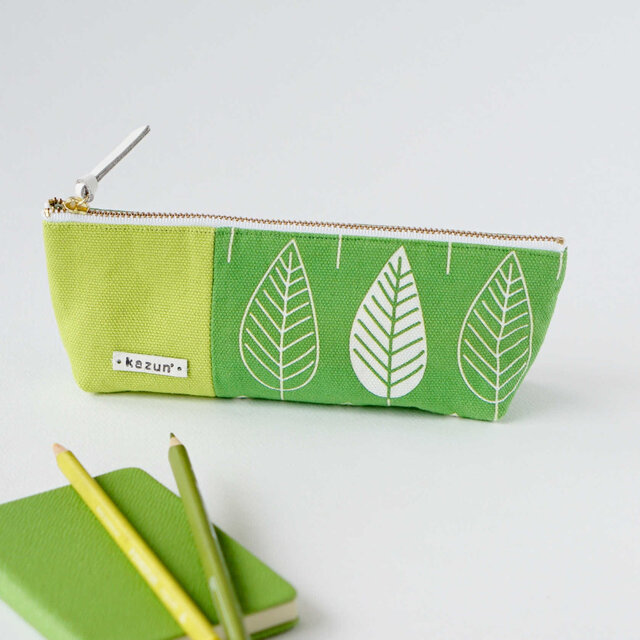 一点もの！デザイナーズ生地で作った葉柄のペンケース・本革使用（黄緑色の帆布）