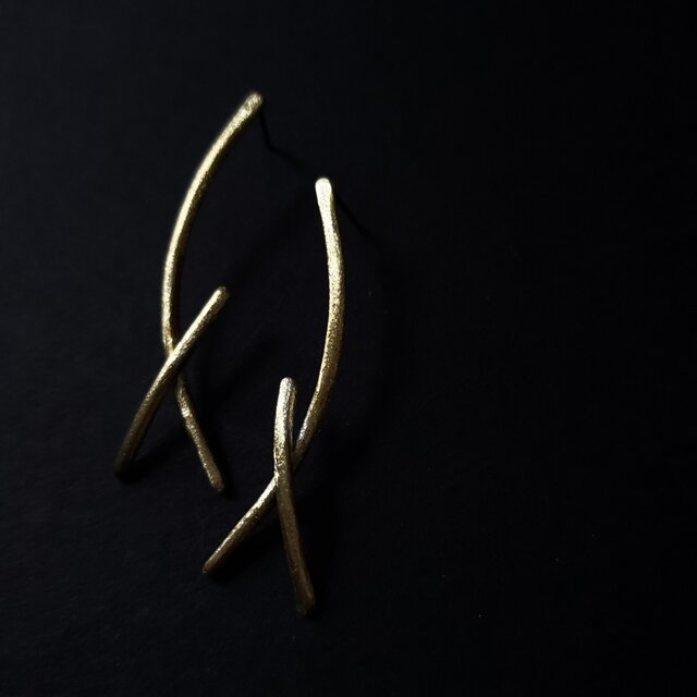 brass horn studs earringsの画像1枚目