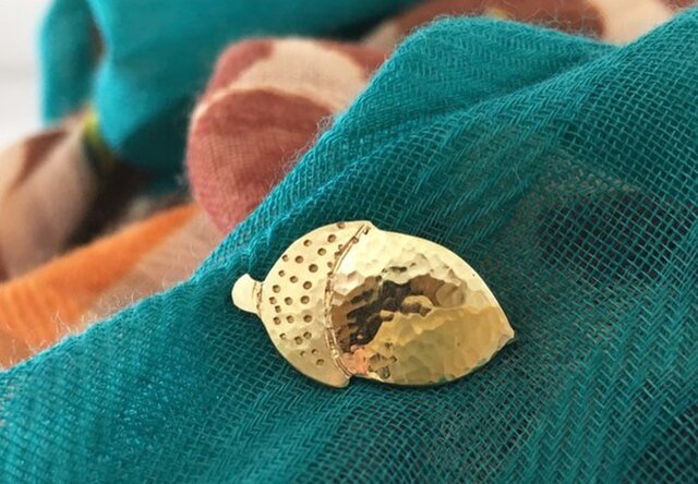 どんぐりこ◇真鍮鍛金ピンブローチ | iichi 日々の暮らしを心地よく