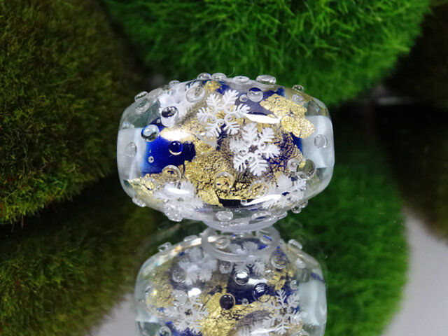 雪の結晶のとんぼ玉(ガラス玉)金箔入りの画像1枚目